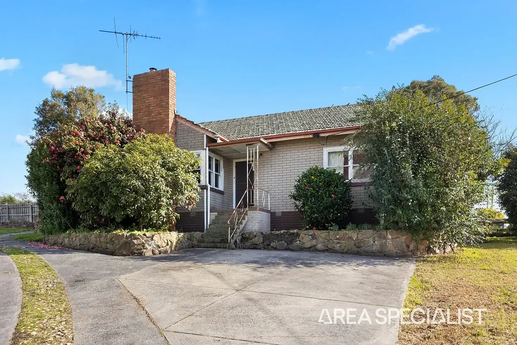 Korumburra 3 Bedroom The Brief: Roll Up Your Sleeves!