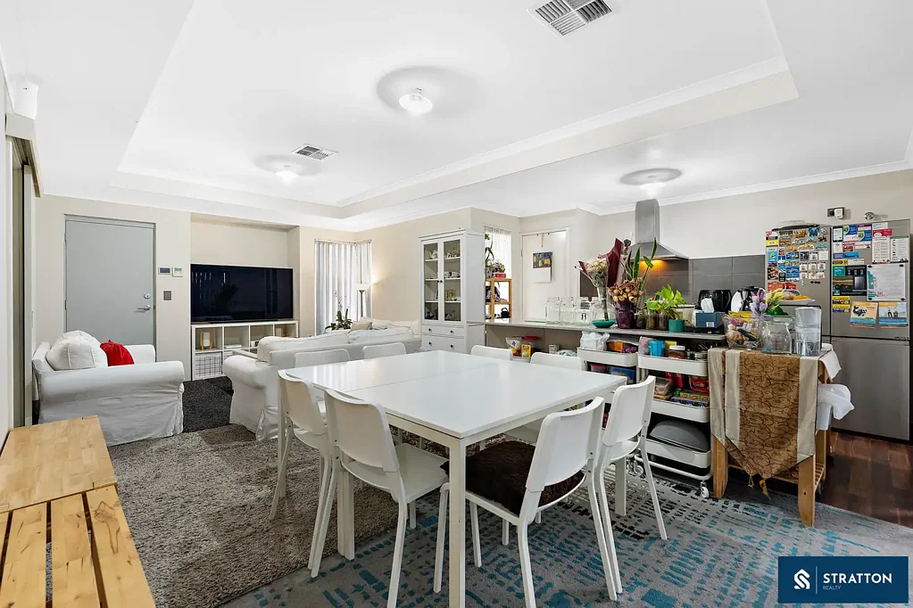 Armadale 3 Bedroom Comfortable 3-Bedroom 2-Bathroom 2017 Built Home with Modern Features in a Prime Location!!