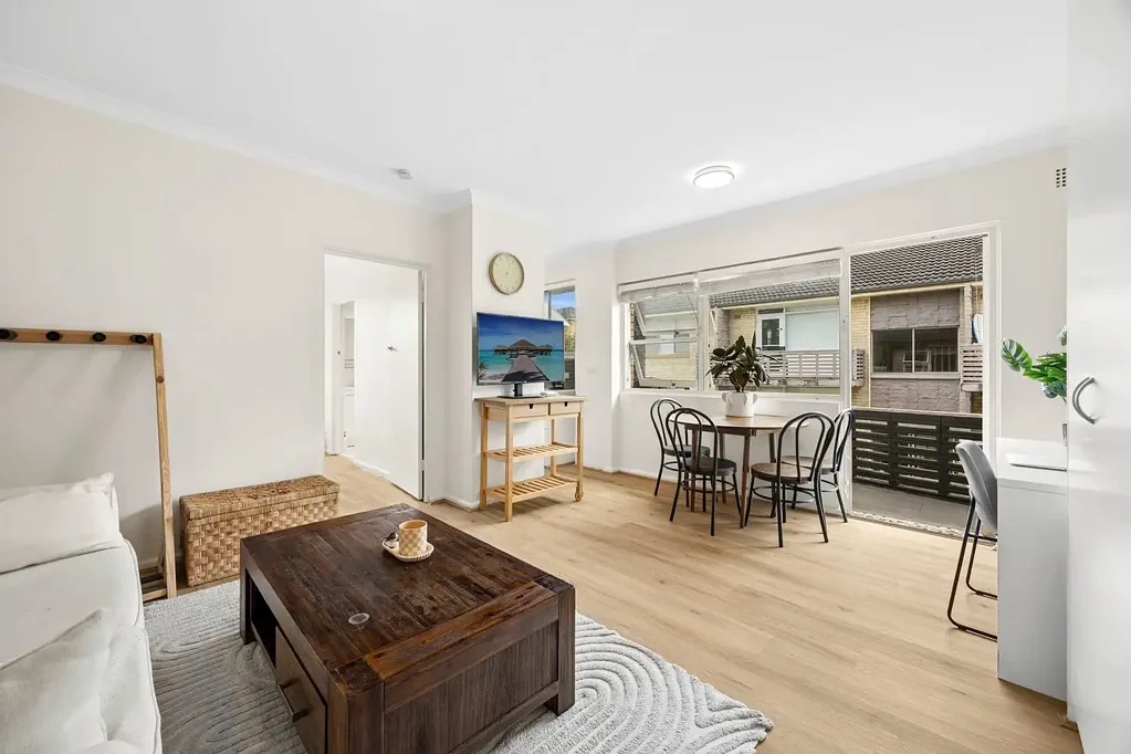Sunlit Top Floor Retreat Moments to the Sand