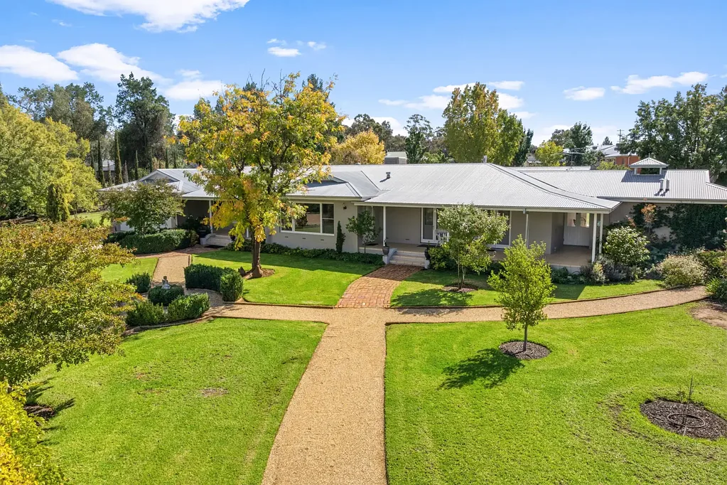 Coolamon 4ห้องนอน A Garden Oasis Designed for Entertaining - Pool + 4 bay shed