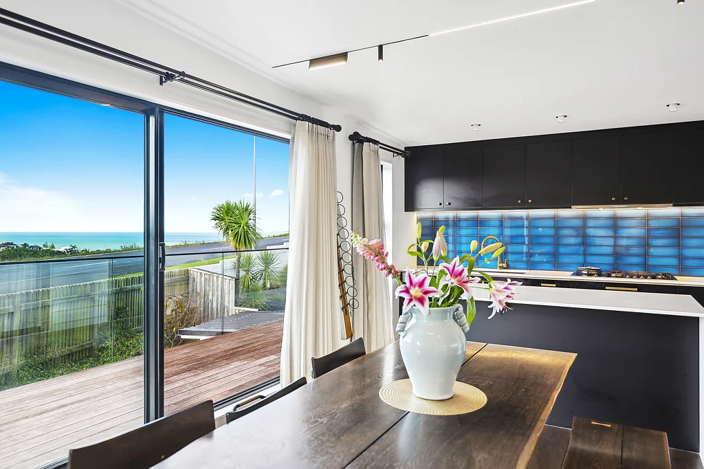 Orewa 4房  A Builder's Masterpiece in the Heart of Orewa