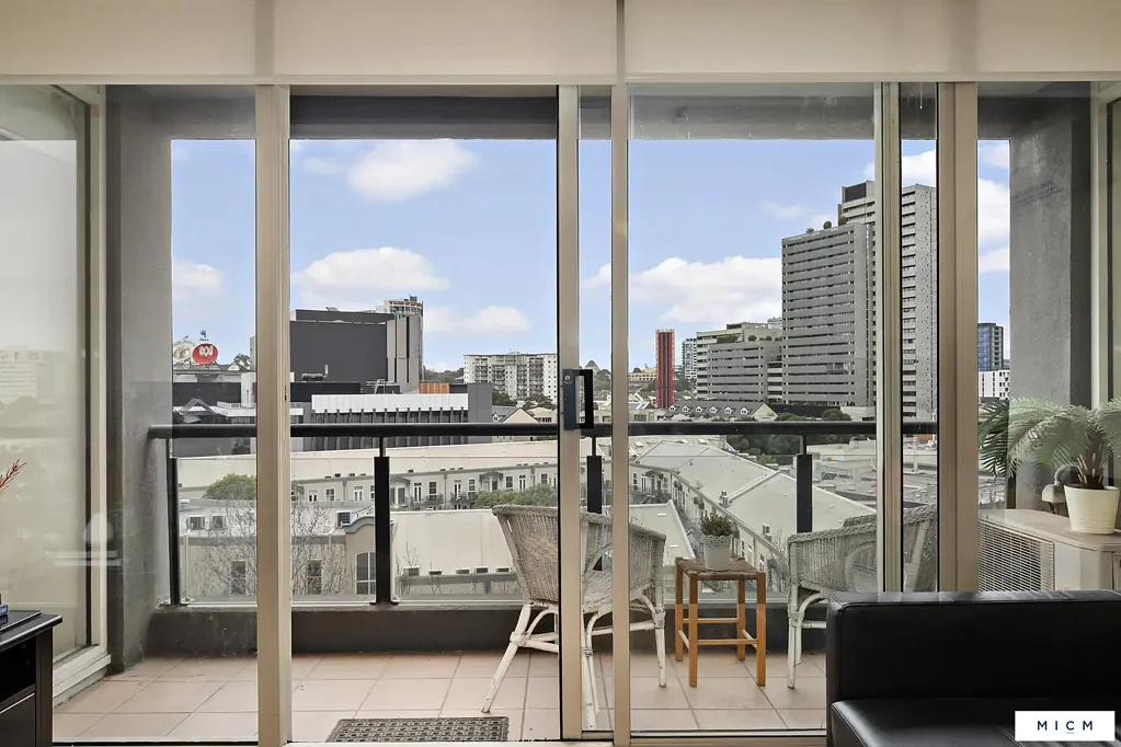 Southbank 2 Bedroom Spacious East-Facing Retreat with Unmatched Southbank Convenience