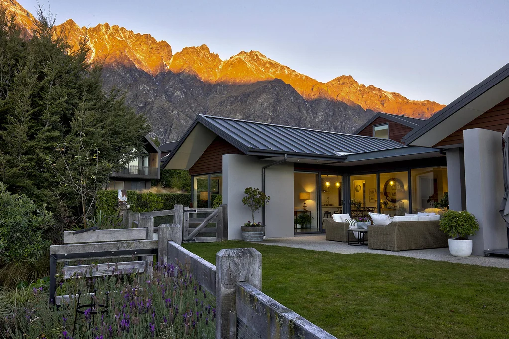 Jacks Point 4 Bedroom Crafted for Comfort, Framed by the Mountains