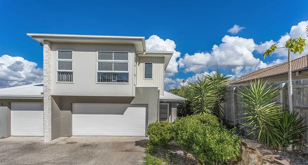 GREAT LOCATION! SPACIOUS DOUBLE STOREY!