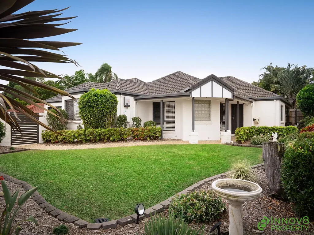 Morayfield 3chambre Meticulously Maintained, Gently Elevated Rendered Brick Residence With Beautiful Sprawling Outdoor Areas And Luxurious Indoor Living!