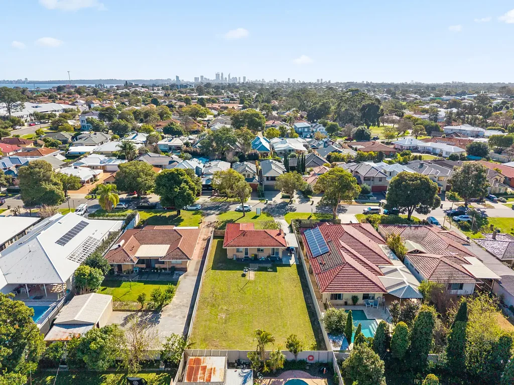 Salter Point 4房  A Rare 865 sqm with Retain & Build Opportunity