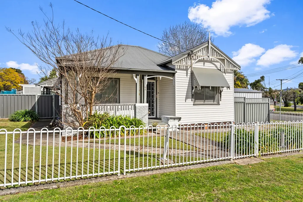 Cessnock 3Phòng ngủ Feature-Packed West End Home with Dual Street Access