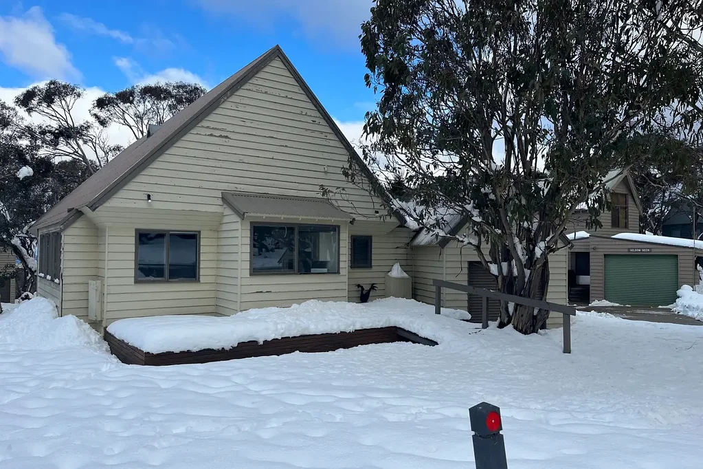 Dinner Plain 3Kwarto Spacious single storey chalet meters from the Ski Run with plenty of room to extend (STCA)