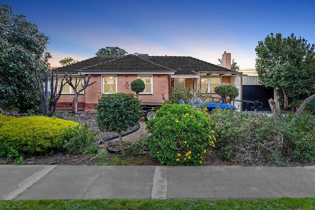 Elizabeth Vale 3બેડરૂમ Solid Brick Character Home + Investor opportunity on a Generous Allotment.