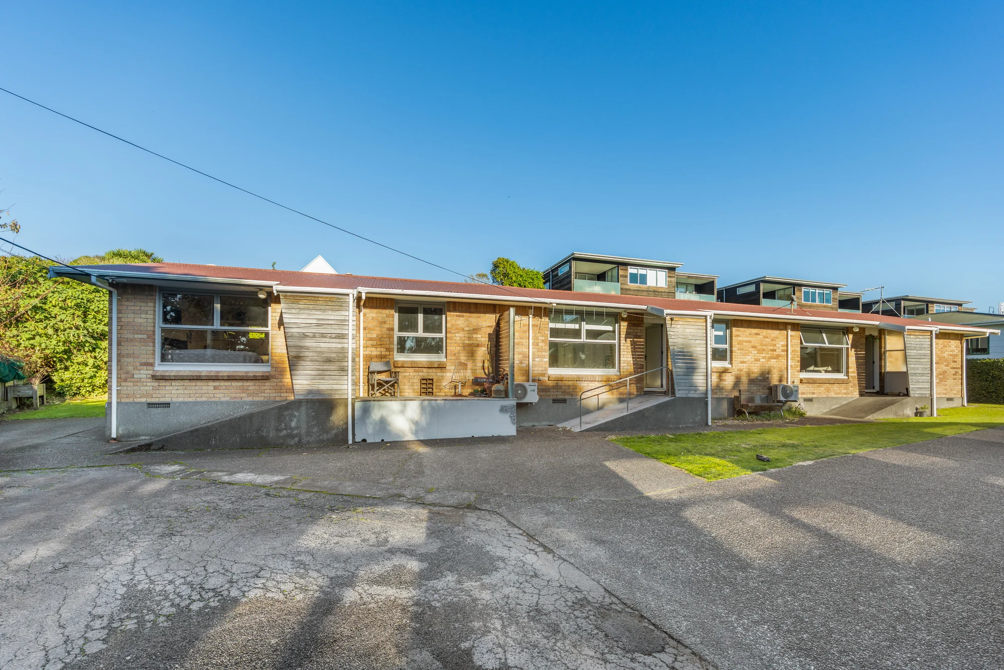 Strandon 6Zimmer 3 Units. 1 Title. One Smart Investment!