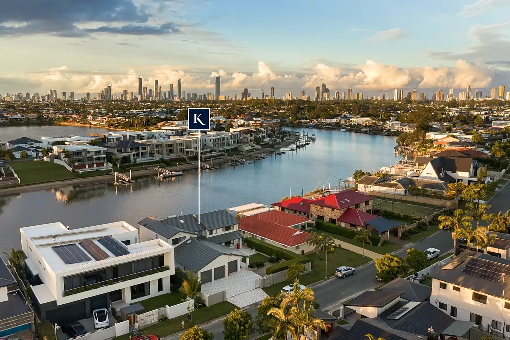 Broadbeach Waters 6房  Spacious North-Facing Family Haven on Main River