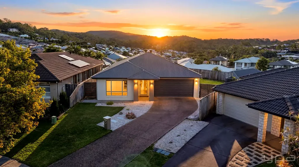 Ormeau Hills 4房  Beautiful family home on large elevated block with side vehicle access