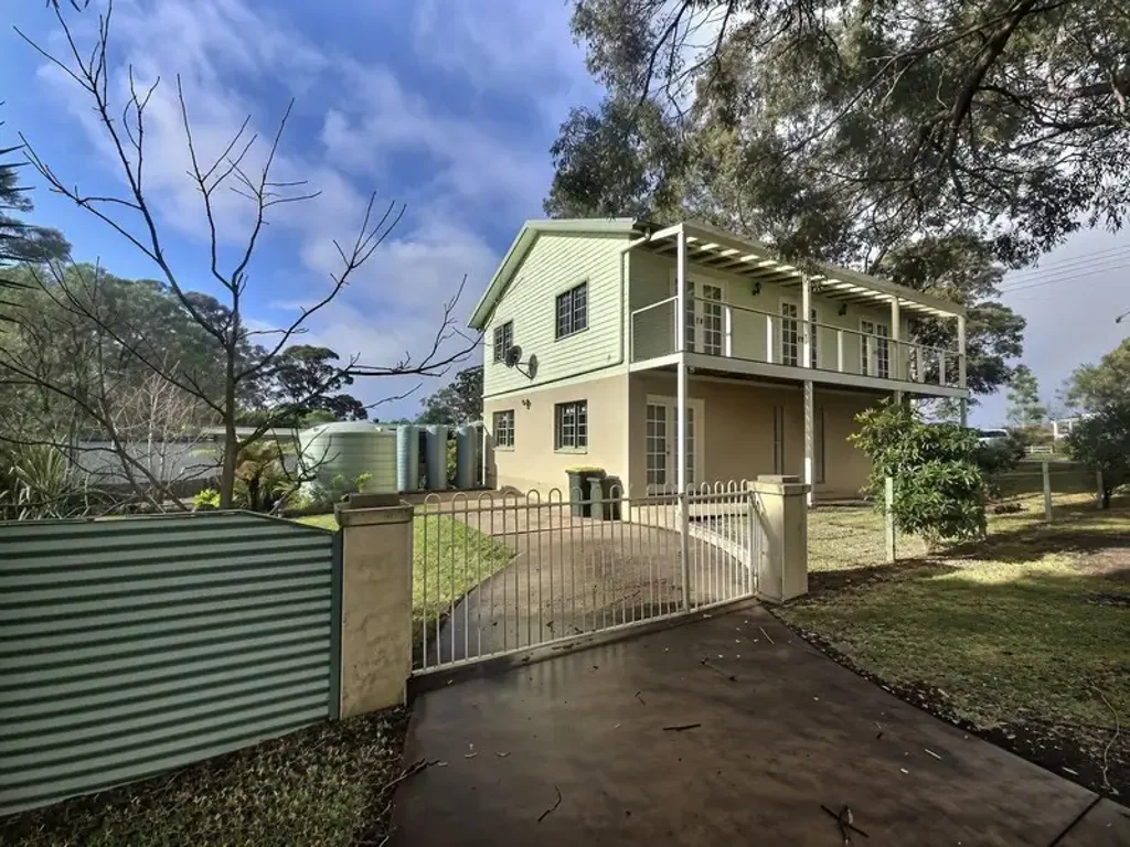 Spacious 4 Bedroom Split-Level Home in Sought-After Old Erowal Bay
