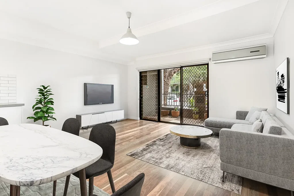 WELL PRESENTED 2 BEDROOM APARTMENT.
