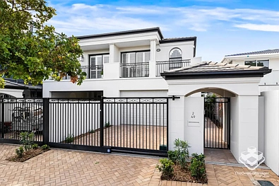 2/49 Cronin Avenue, Main Beach, QLD 4217, 3房, 3浴, Townhouse