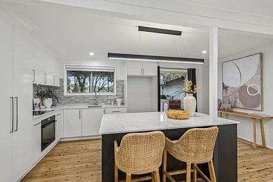 Springwood 4房 Springwood宁静地段 710sqm成熟庭院 开放式现代厨房 四卧带主卧套房 宽敞遮盖娱乐平台 Contemporary Family Living in a Quiet Springwood Setting