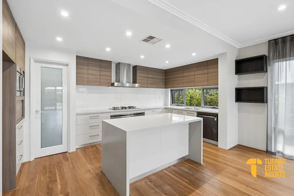 Aveley 4房  Former Blueprint Display Home. Lakeside Position. Premium Family Living Without Compromise