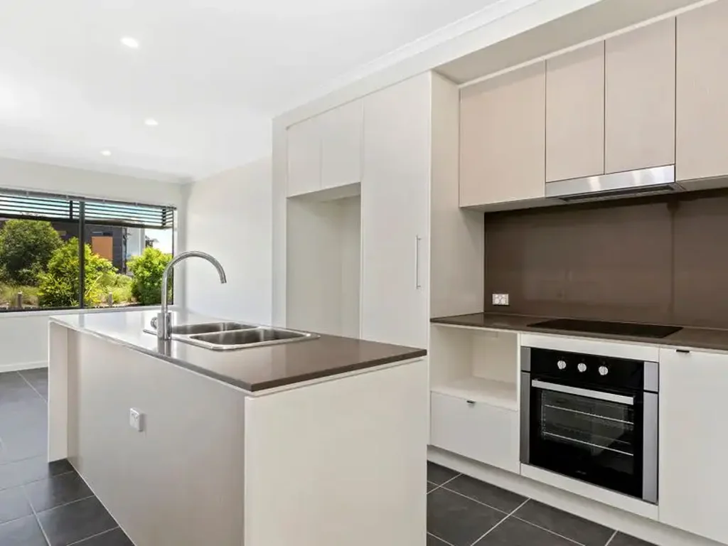 Meridan Plains 3房  SPACIOUS LUXURY TOWNHOUSE IN CREEKWOOD ESTATE. SUBMIT OFFERS NOW!