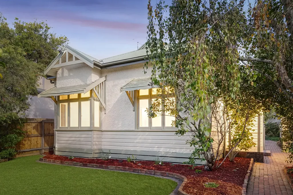 Coburg 3房 Coburg魅力住宅 三卧宽敞舒适 时代特色鲜明 高天花抛光木地板 西向家庭后院 便捷车库通道 靠近学校步道 A Charming Period Style Home Nestled In Prime Lifestyle Pocket