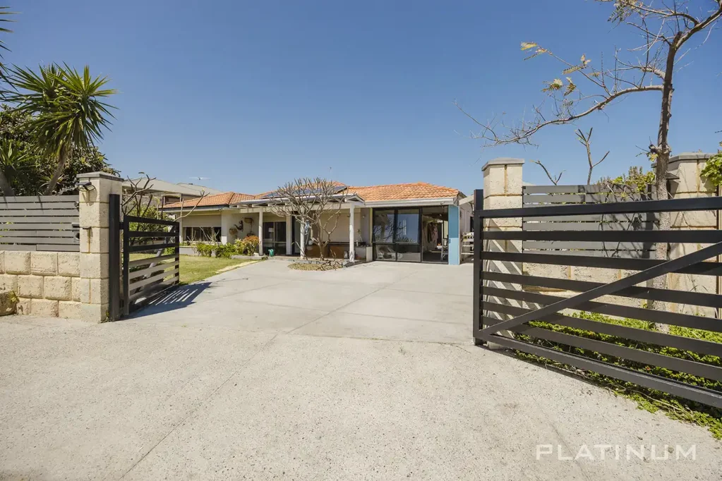 Merriwa 4 Slaapkamer RENOVATOR’S DELIGHT WITH HUGE WORKSHOP & DRIVE-THRU ACCESS!