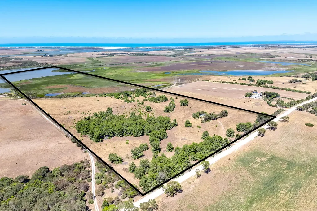 Hindmarsh Island 2 Bedroom A Rare Landholding on Hindmarsh Island
