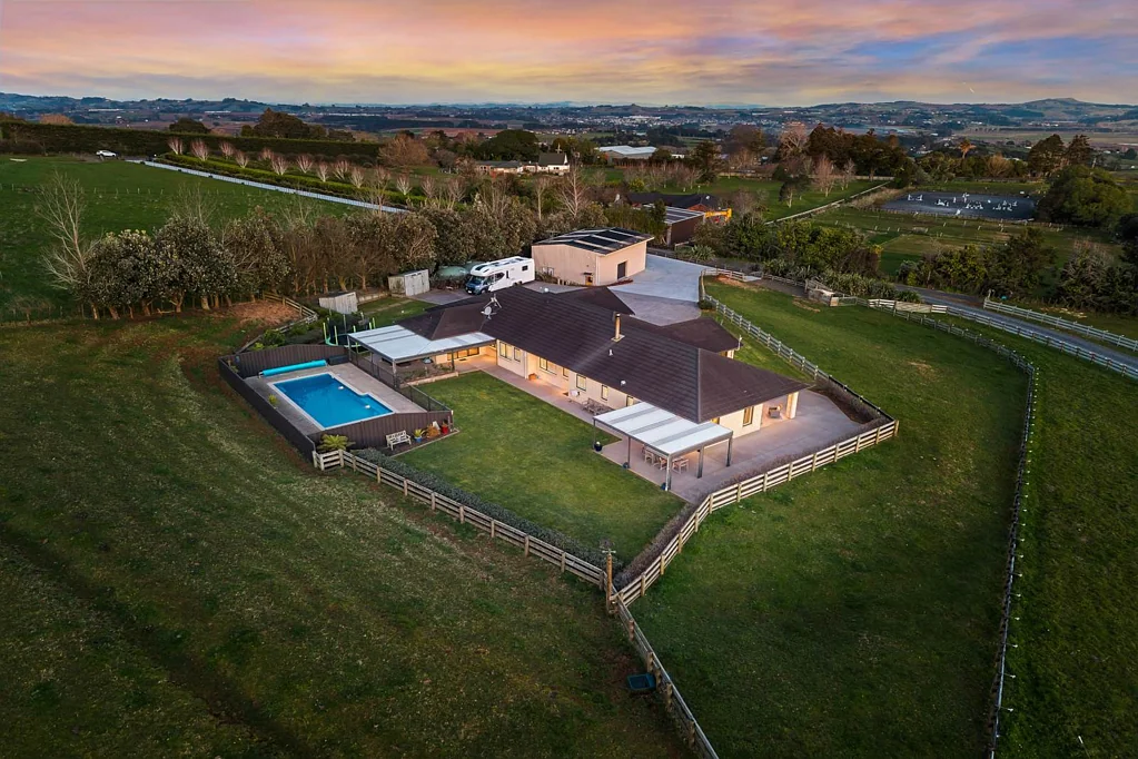 Pukekohe 5ਬੈੱਡਰੂਮ YOUR NORTH-FACING POOLSIDE HOLIDAY HAVEN AT HOME