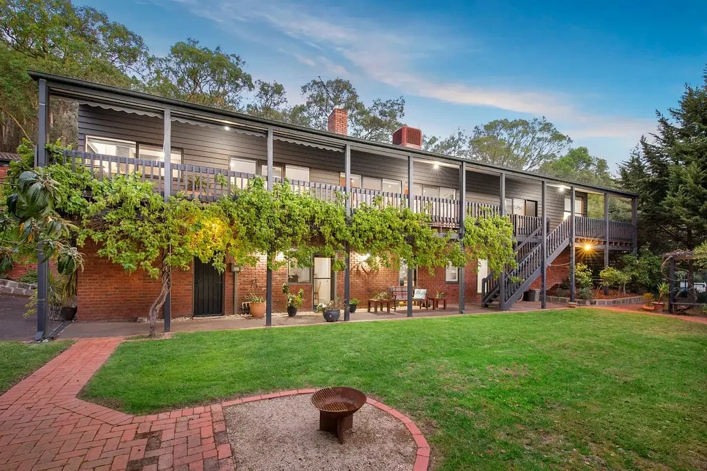 North Warrandyte 5房 一亩北瓦兰迪奇土地 精心设计家庭度假胜地 独立厨房卧室 景观花园 多代同堂空间 Space, Style & Serenity on Over an Acre