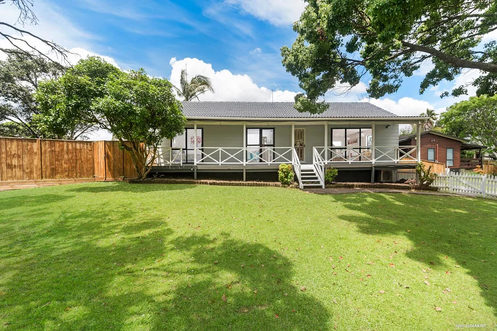 Wattle Downs 4chambre Renovated Gem, Prime Corner Section, Move-In Ready