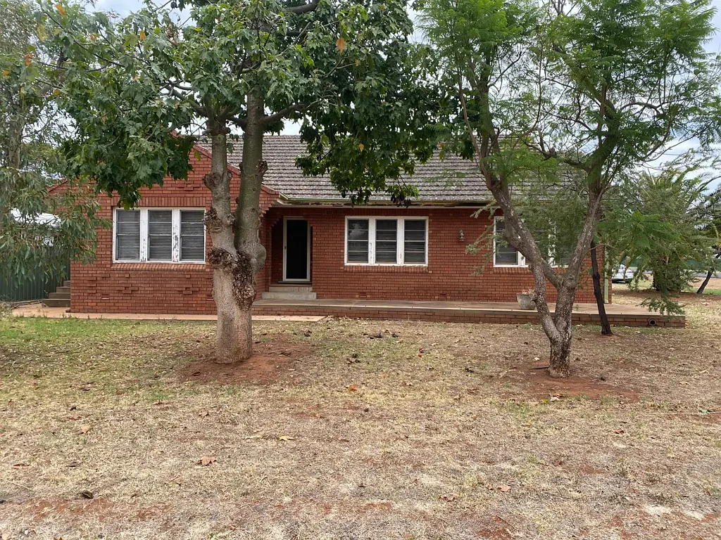 Peak Hill 3Moenga Charming Retro Family Home on a Large Corner Block