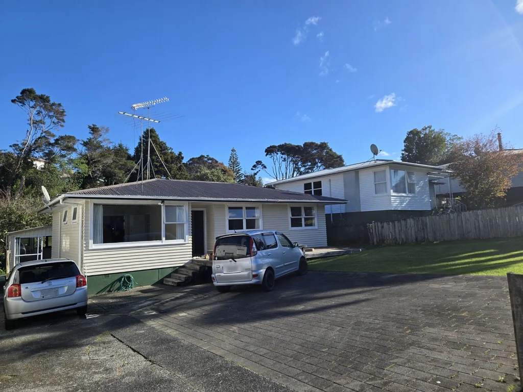 Spacious 3-Bedroom Home with Separate Office – Fully Fenced & Pet-Friendly