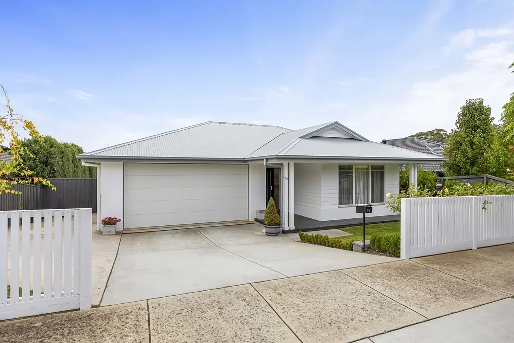 Brown Hill 4房  Spacious Family Living Surrounded by Brown Hill's Natural Beauty