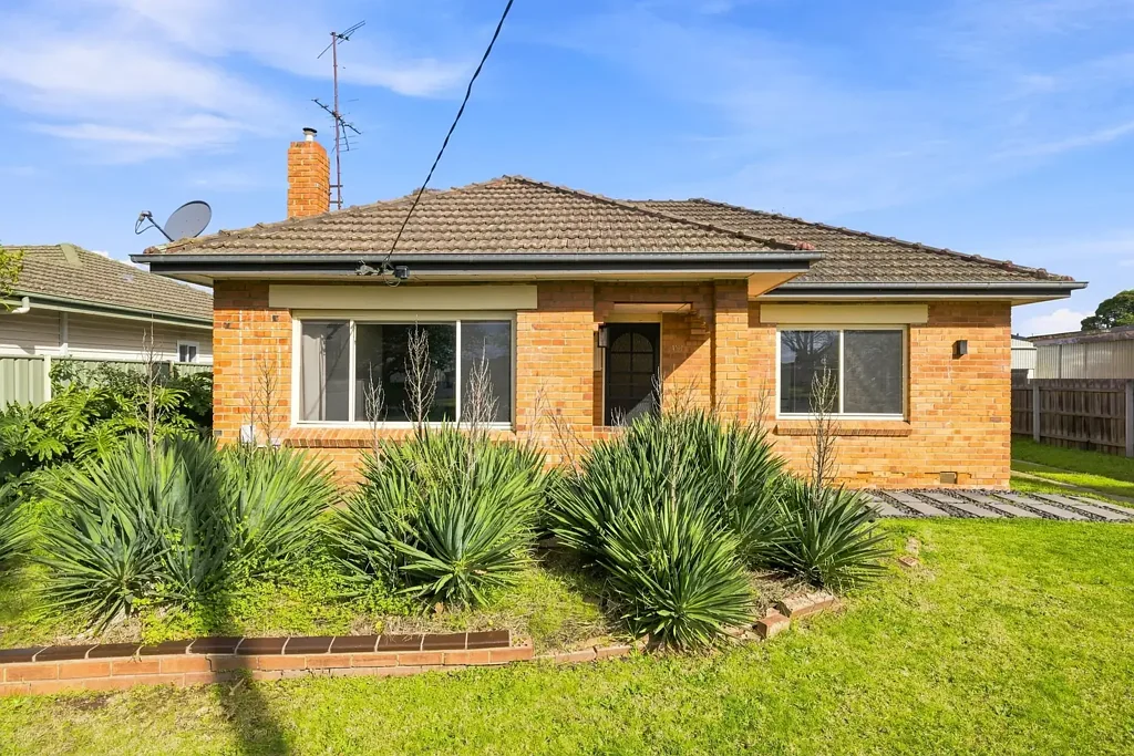 Sale 2房  CHARMING BRICK HOME WITH PLENTY OF CHARACTER