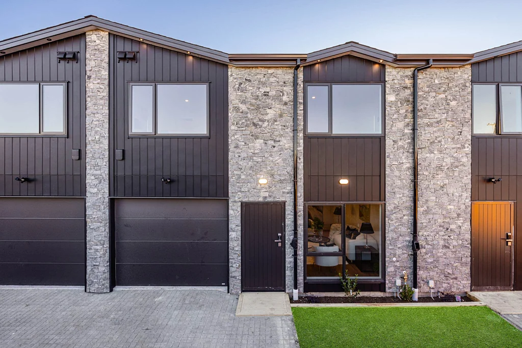 Manurewa East 4房  Contemporary Family Townhouse Awaits