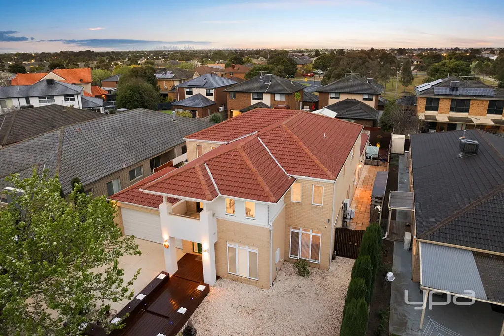 Point Cook 5બેડરૂમ A Luxe Resort-Style Family Mansion in Prestigious Lincoln Heath !!