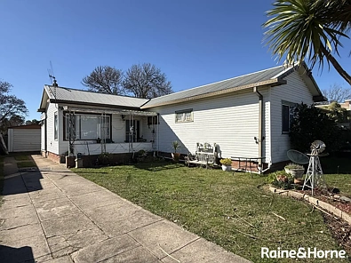 Orange 3chambre It's Very Deceiving, with Potential & Includes Extra Living Areas