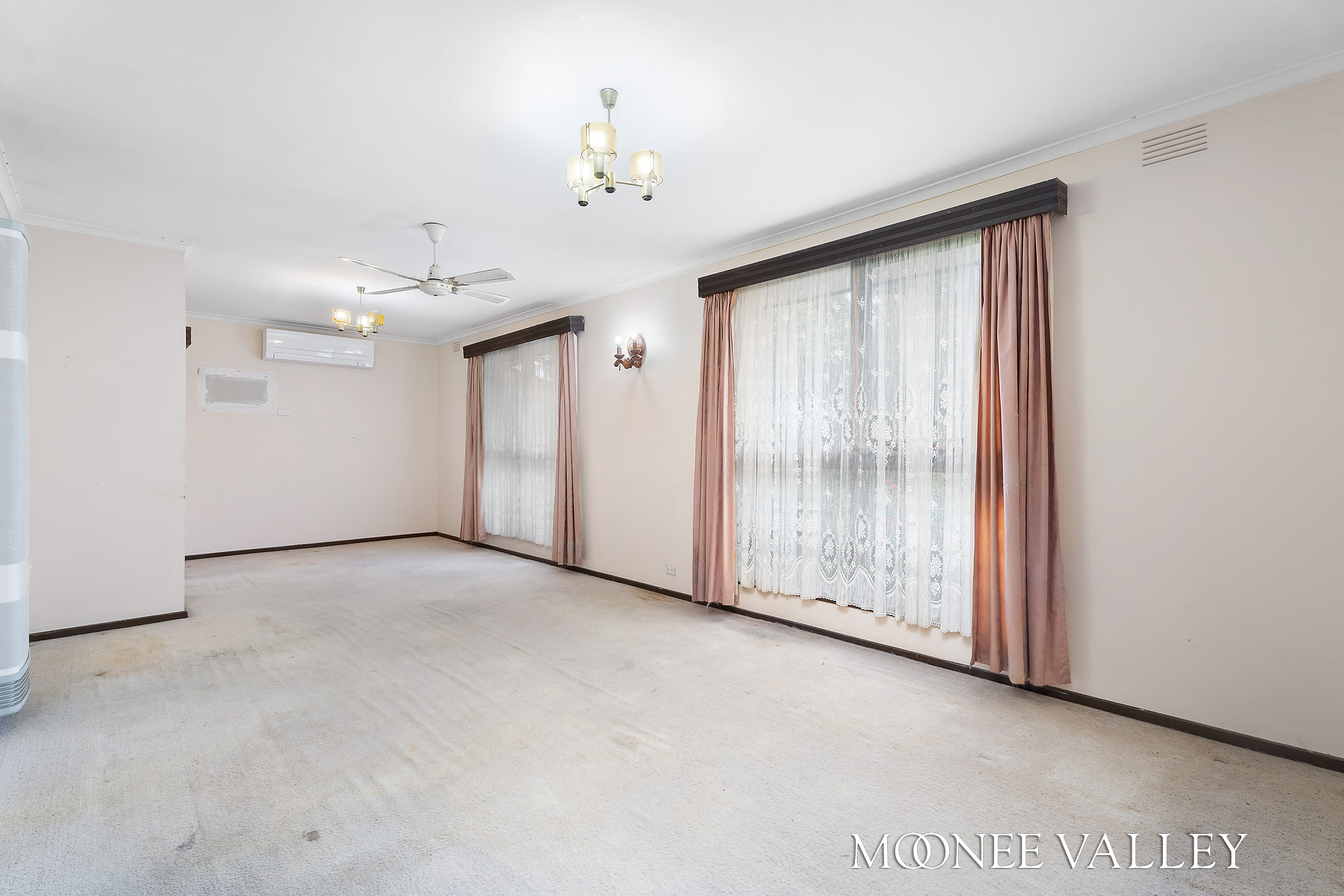 33 BARBARA CR, AVONDALE HEIGHTS VIC 3034, 0 chambres, 0 salles de bain, House