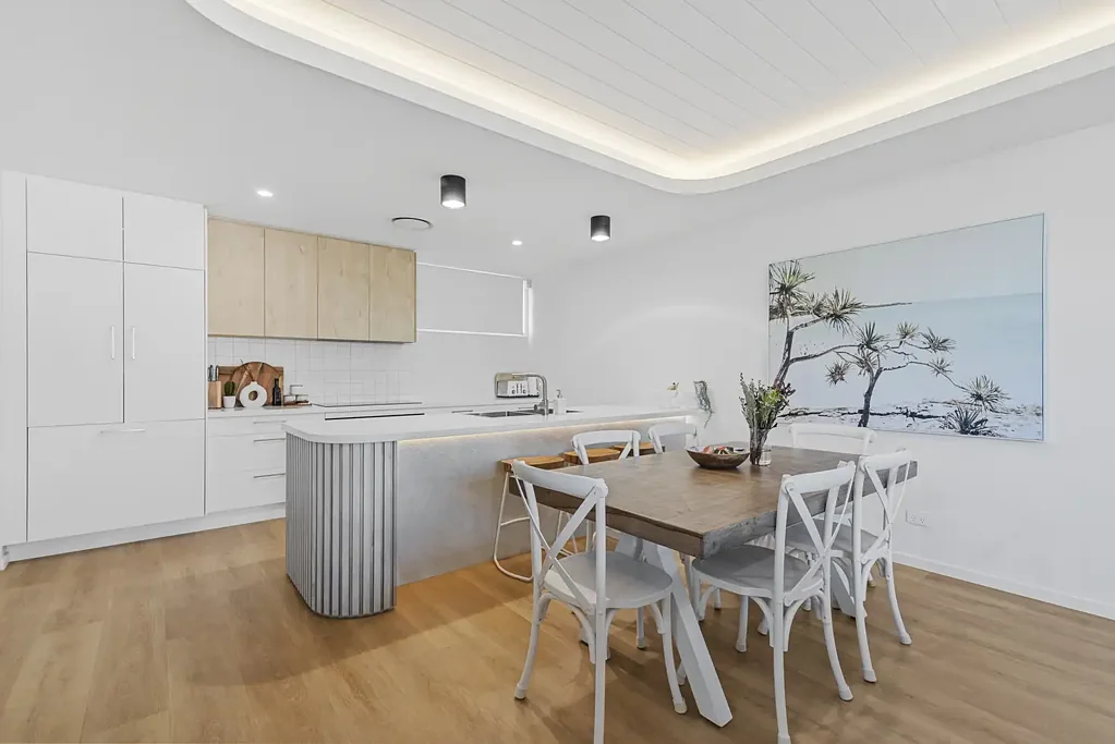Fully Furnished | 3 Levels | Gym | Walk to the Beach