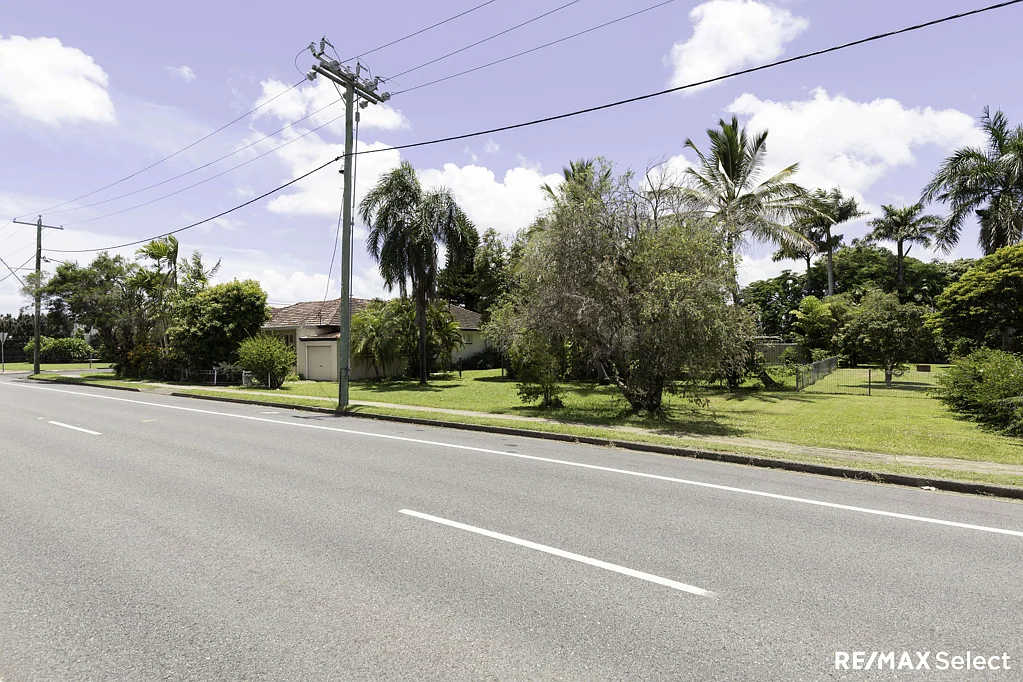 West Mackay 4房  Charming 4-Bedroom Home on a Massive block (over two titles)