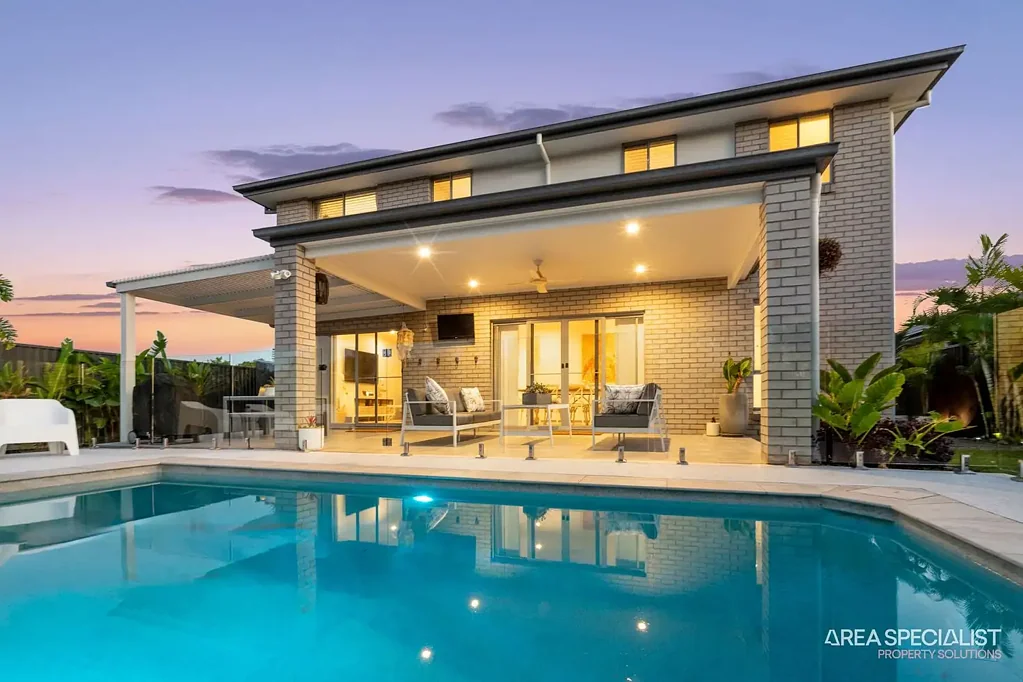 Jacobs Well 5房  Expansive Family Living | Poolside Entertaining & Reserve-Side Privacy!