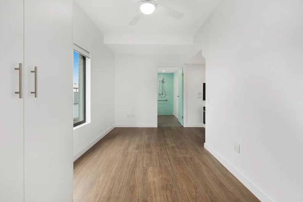 Show stopping studio in great location!