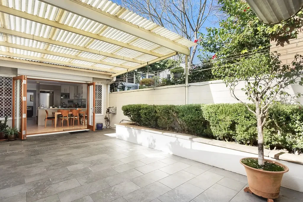 Wonderful 2 bed cul-de-sac home with attic retreat & RLA to parking