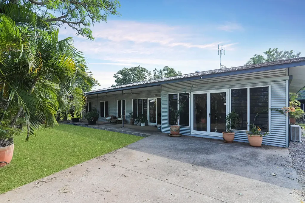 Five Bedroom. Tropical Retreat with Pool. Heart of Nightcliff