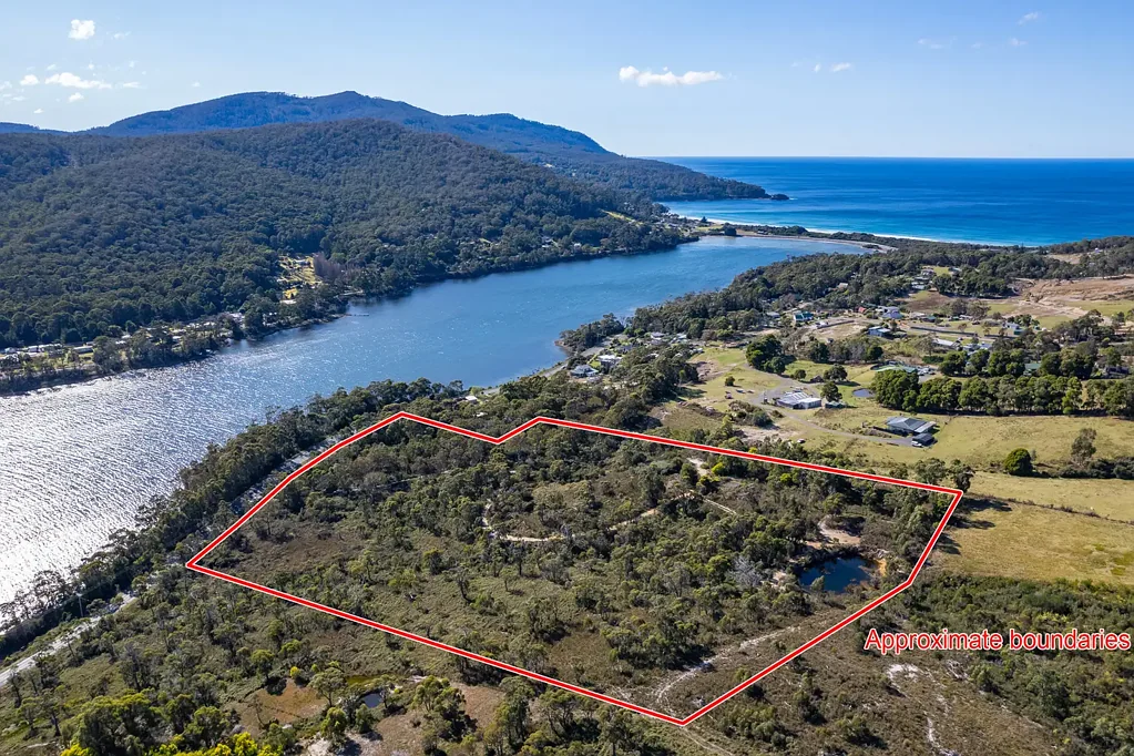 Eaglehawk Neck  Time to unwind here at the epicenter of natural beauty. North facing and nestled into the hills overlooking Pirates Bay and beyond.