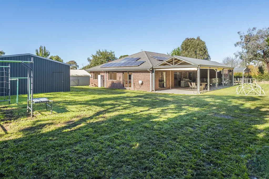 Romsey 5房  Private Family Living with Granny Flat & Shed