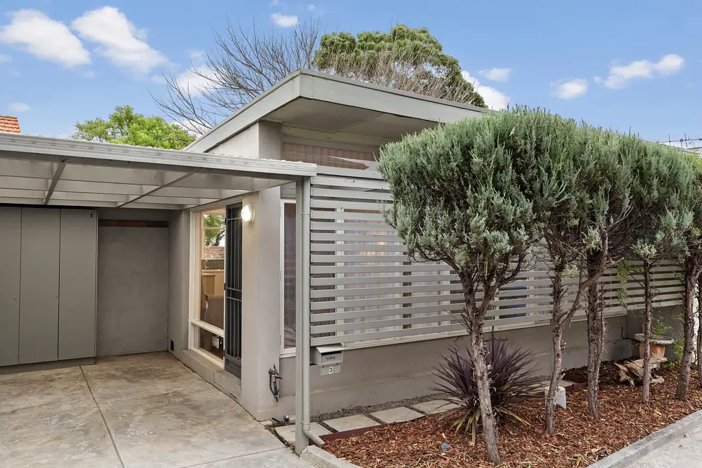 Brighton 2 Slaapkamer Sunlit style, courtyard space and a prized Brighton lifestyle