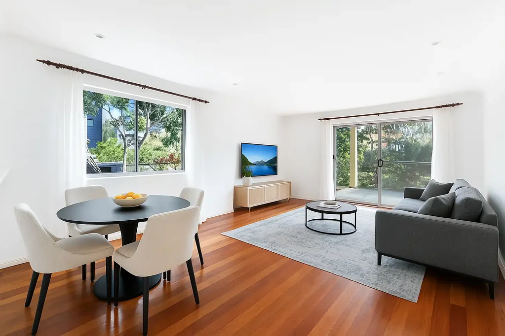 MODERN BEACHSIDE STUNNER!