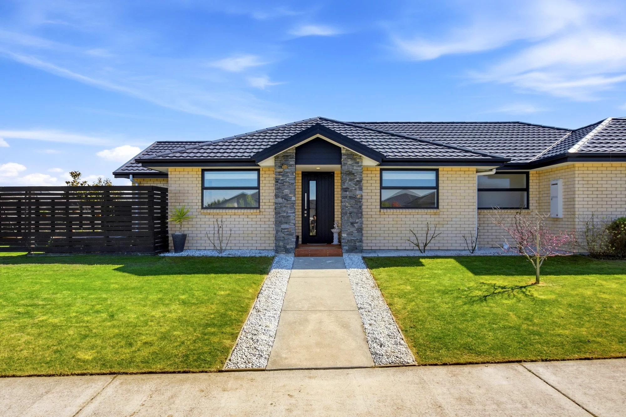 Rolleston 4Zimmer Raked ceiling, three decks, walk to both schools