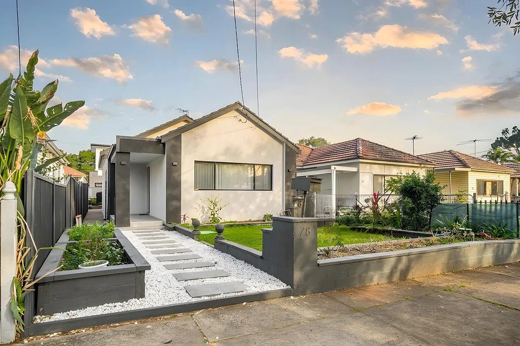 Auburn 4 Slaapkamer Beautifully Renovated Family Home with Rare Dual Street Access