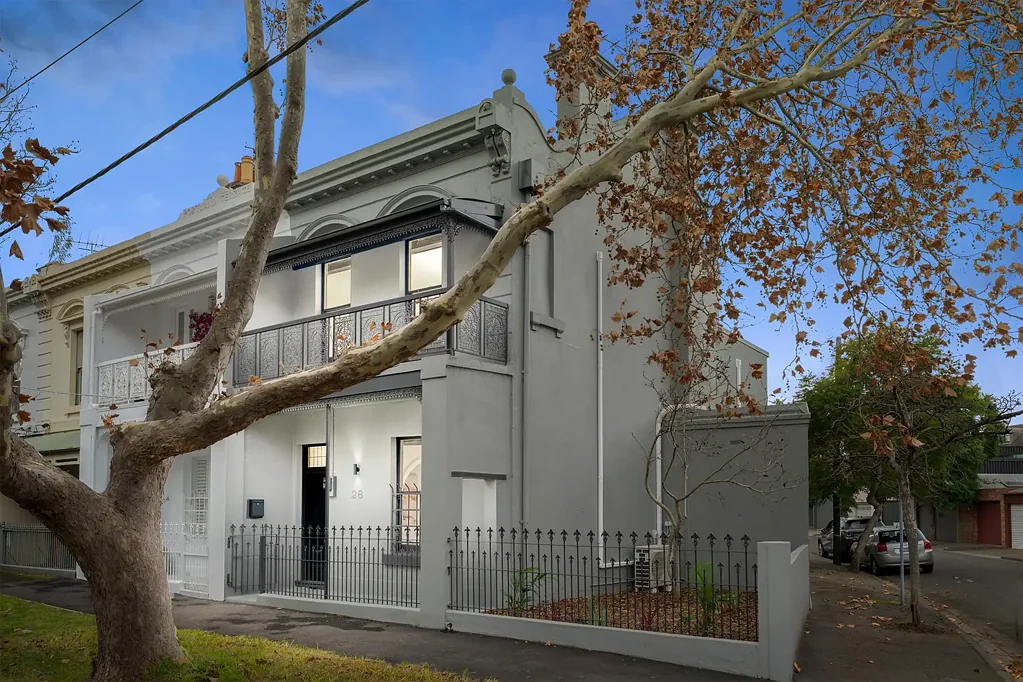 South Melbourne 3房 South Melbourne个性优雅联排 复古细节 高天花板 现代厨房 石材台面 主卧带阳台 黄金学区位置 社区活力 海湾生活 Past, Present And A Prime Position In Perfect Balance