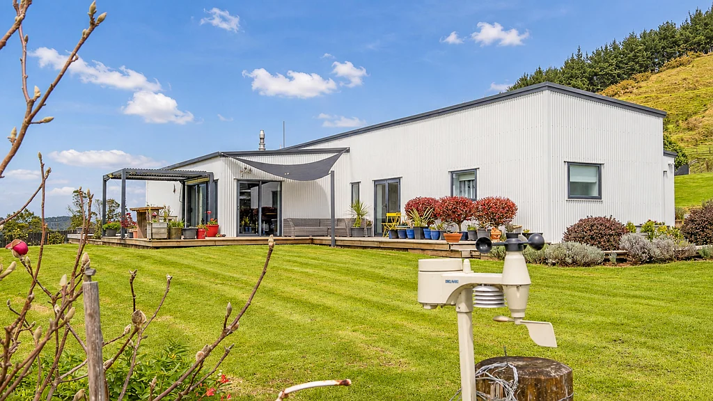 Thames Space, views and vendors ready to move